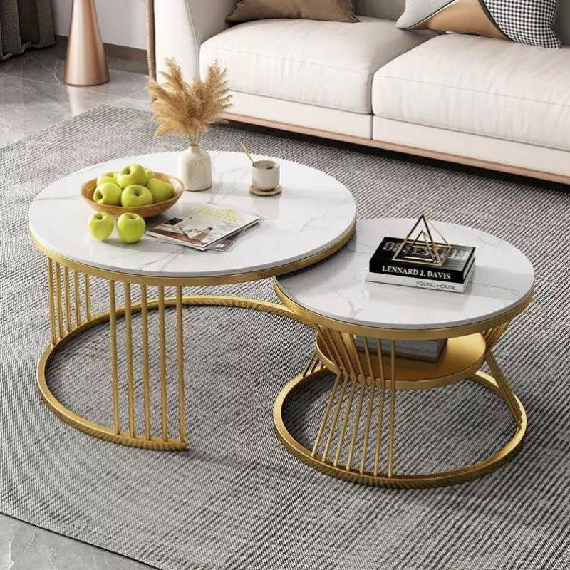 Set de 2 Măsuțe de Cafea Moderne, cu Blat cu Efect de Marmură și Cadru Metalic Auriu, Dimensiuni 70x70x45 cm și 50x50x40 cm