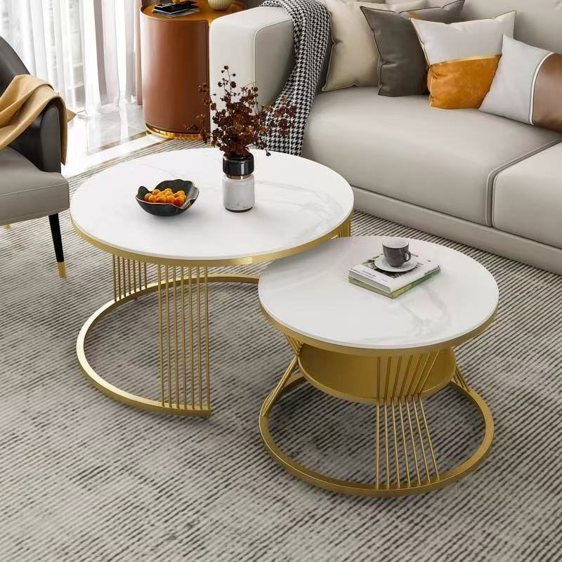 Set de 2 Măsuțe de Cafea Moderne, cu Blat cu Efect de Marmură și Cadru Metalic Auriu, Dimensiuni 70x70x45 cm și 50x50x40 cm
